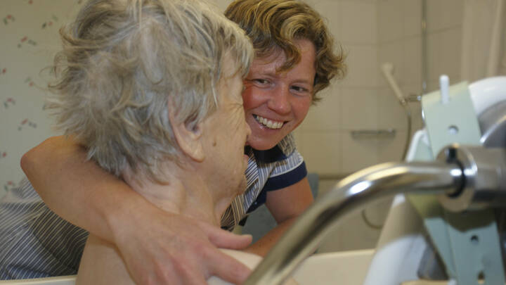 Neuer Ratgeber zum Umgang mit Scham in der Pflege