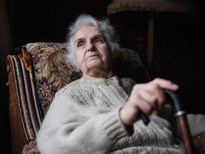 Langzeitpflege im Fokus: Angelika Zegelin kritisiert das "Kompetenzklischee" und fordert mehr Fachlichkeit, bessere Nachqualifizierung und ein neues Selbstverständnis.