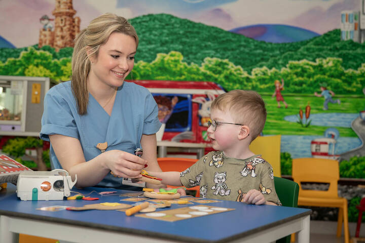 Das Universitätsklinikum Bonn bietet Berufsanfängern ein Spezialisierungsprogramm für die spezifische Pflege von Kindern und Jugendlichen an.