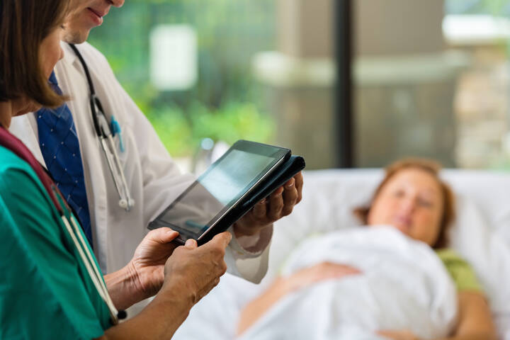 Mithilfe moderner Technik kann der Arbeitsüberlastung in der Pflege entgegengewirkt werden. Die Zeitersparnis für ein Pflegeheim kann der Arbeitszeit von bis zu zwei Pflegefachpersonen entsprechen. 