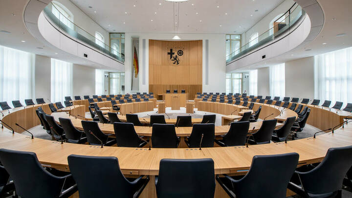 Nach Ansicht der CDU-Landtagsfraktion droht in Rheinland-Pfalz ein Pflegenotstand. Mit zwölf Forderungen soll sich die Lage deutlich verbessern.