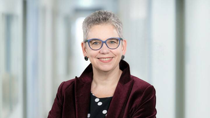 Lauterbachs Krankenhausreform hat die nächste Hürde genommen. Die Belange der Profession Pflege wurden dabei ignoriert, kritisieren Verbände. Vor allem die Streichung eines Absatzes empören den Deutschen Pflegerat und seine Präsidentin Christine Vogler.