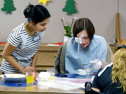 Pflegende schlüpfen in die Rolle einer pflegebedürftigen Person. Das Antoniushaus in Lüdinghausen hat die Methode getestet. 
