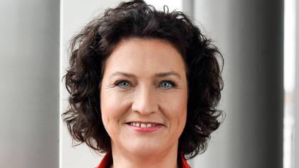 Die erhebliche regionale Varianz in der Entwicklung von Pflegebedürftigkeit in Deutschland erfordert eine passgenaue Pflegestrukturplanung. Die Vorstandsvorsitzende des AOK-Bundesverbands, Carola Reimann, spricht sich für Caring Communities aus.