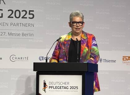 Die Präsidentin des Deutschen Pflegerats (DPR), Christine Vogler, hat in ihrer berufspolitischen Rede zum Auftakt des Deutschen Pflegetags 2025 in Berlin den Übergang von einer arztzentrierten zu einer teambasierten Primärversorgung gefordert.