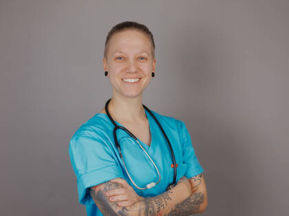 Julia Förster, Koordinatorin in einem ambulanten Pflegedienst, beschreibt ihren Weg in den Beruf und warum Pflege für sie mehr ist als ein Job – zwischen Nähe, Verantwortung und Belastung. 