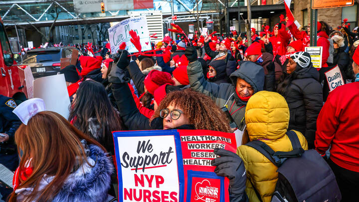 In New York legen Tausende Beschäftigte die Arbeit nieder. Kliniken setzen auf Ersatzpersonal, die Politik mahnt zur Einigung.