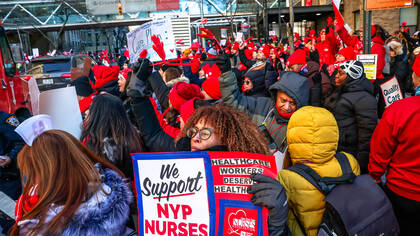 In New York legen Tausende Beschäftigte die Arbeit nieder. Kliniken setzen auf Ersatzpersonal, die Politik mahnt zur Einigung.