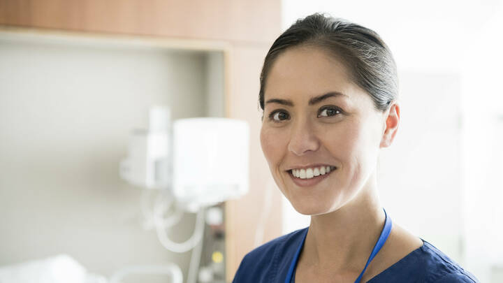 Die Bundesregierung will die Zusammenarbeit von Pflegenden und Ärzten neu aufstellen. Eine Strategiearbeitsgruppe berät dazu ab nächster Woche. 