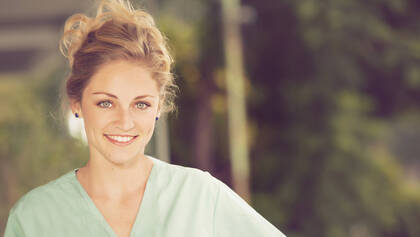 Viele Kompetenzen in der Pflege entstehen erst im Stationsalltag – von IT-Tricks über Priorisierung bis zur interprofessionellen Kommunikation. Eine Praxisanleiterin berichtet, was wirklich zählt.