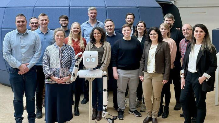 Wollen mithilfe von Assistenzrobotern das Pflegepersonal in Krankenhäusern entlasten: Die Mitglieder des transdisziplinären Forschungsprojekts „HospiBot“. 
