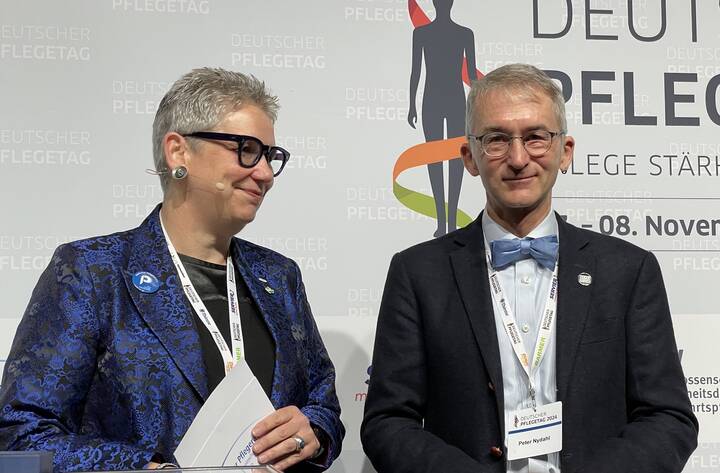 DPR-Präsidentin Vogler würdigte den Preisträger als herausragende Persönlichkeit, die in einzigartiger Weise Intensivpflege, Pflegewissenschaft und Pflegeentwicklung verknüpfe.