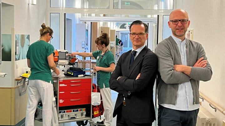 Geschäftsführer Enrico Ukrow (links) und Pflegedirektor Nico Kleine-Knefelkamp sehen den Ausstieg aus dem Leasing-Modell als eine Frage des Respekts und der Wertschätzung gegenüber dem Pflegepersonal der Kliniken Beelitz.