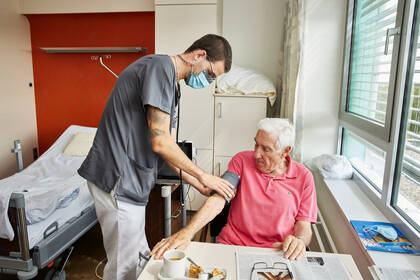 Die Pflegeversicherung verzeichnet 2025 ein Defizit von 550 Millionen Euro. Trotz Bundesdarlehen drohen weitere Milliardenschulden.