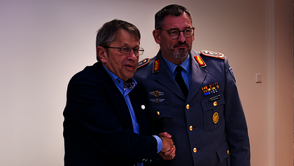 Prof. Heyo K. Kroemer, Vorstandsvorsitzender der Charité, und Generalstabsarzt Dr. Johannes Backus, Kommandeur Gesundheitseinrichtungen der Bundeswehr (re.) unterzeichneten eine gemeinsame Absichtserklärung.