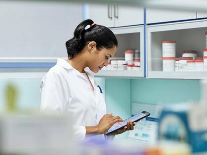 Die Uni­versitätsmedizin Dresden gilt mit ihrem Konzept der Stationsapotheker als Vorreiter. Knapp 17 sind dort in verschiedenen Kliniken tätig.