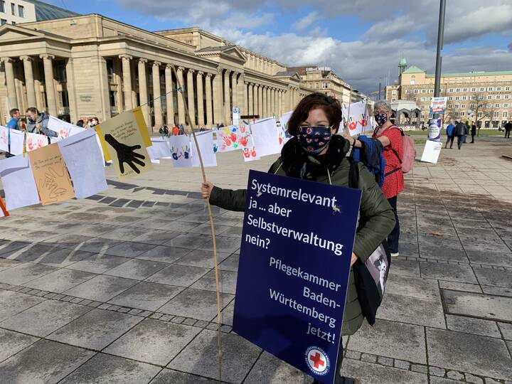 Pflegende haben am Mittwoch in Stuttgart für die Gründung einer Pflegekammer in Baden-Württemberg protestiert. 