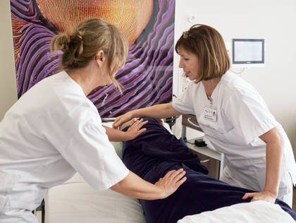 Kinästhetik ist in der Pflegepraxis weit verbreitet – doch fehlen belastbare Studien zum Nutzen. Eine aktuelle Analyse zeigt, ob die Methode hält, was sie verspricht.