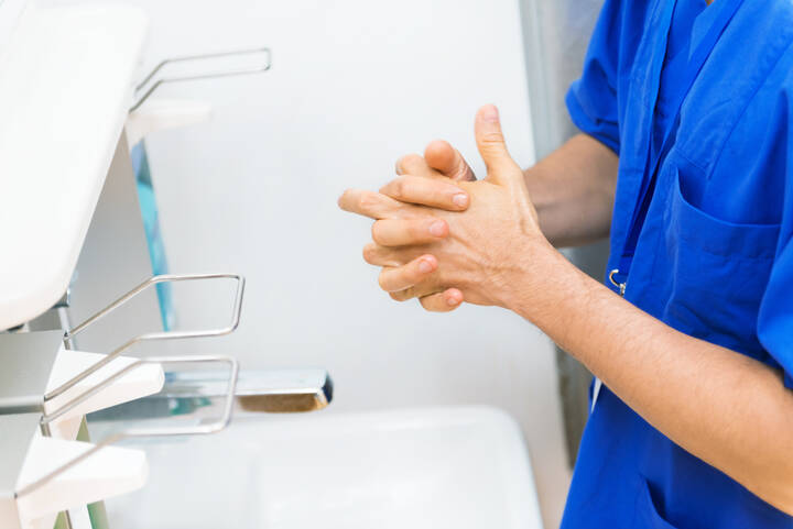 In Deutschland wurde der erste Fall einer neuartigen Mpox-Variante festgestellt. Wir geben Hygienetipps für beruflich Pflegende.