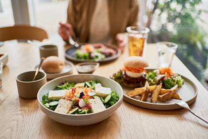 Um Patienten sowie Mitarbeitenden in Zeiten knapper Kassen etwas auftischen zu können, arbeiten immer mehr Krankenhäuser mit externen Dienstleistern zusammen.