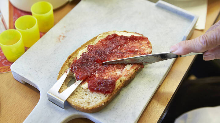 Das Deutsche Netzwerk für Qualitätsentwicklung in der Pflege (DNQP) an der Hochschule Osnabrück sucht für die zweite Aktualisierung des Expertenstandards "Ernährungsmanagement zur Sicherung und Förderung der oralen Ernährung in der Pflege" Expertinnen und Experten, die sich für die Mitarbeit interessieren. 