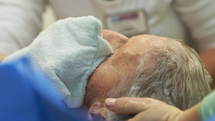 Körperpflege als Bestandteil der Grundpflege einfach erklärt: Anleitung für die Körperpflege, Ablauf der Ganzkörperwäsche, Materialien und wichtige Tipps für Pflegende.