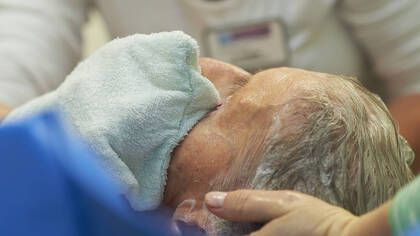 Grundpflege einfach erklärt: Anleitung für die Körperpflege, Ablauf der Ganzkörperwäsche, Materialien und wichtige Tipps für Pflegende.