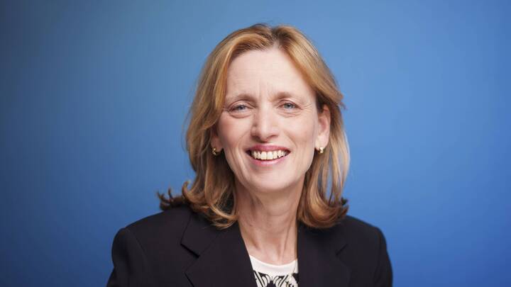 Der Vorschlag von Familienministerin Karin Prien (CDU), ein Lohnersatzmodell für pflegende Angehörige einzuführen, stößt auf ein geteiltes Echo. 