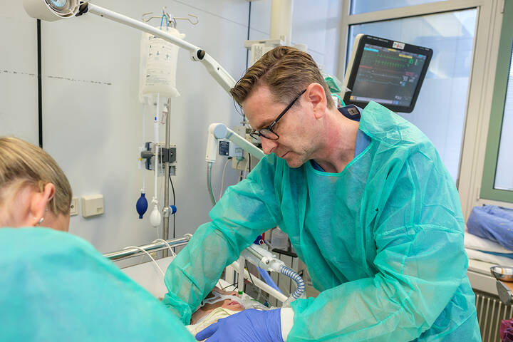 Der Deutsche Pflegerat kritisiert die geplante Streichung der Pflegepersonaluntergrenzen aus der Krankenhausreform. Die Maßnahme gefährde Patientensicherheit und Pflegequalität.