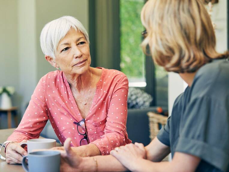 Fachkundige Kontinenzberatung ist wichtig. Pflegefachpersonen informieren über geeignete Hilfsmittel und geben Tipps zum Umgang mit Inkontinenzbeschwerden.