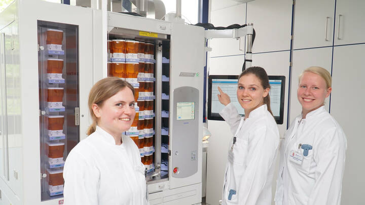 Die Stationsapothekerinnen Ilona Janzen, Franziska Binder und Vanessa Pilgrim (v. l.) nehmen den Automaten in Betrieb.