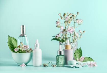 Ätherische Öle können das Wohlbefinden pflegebedürftiger Menschen fördern. Dabei sind einige wichtige Grundsätze zu beachten.