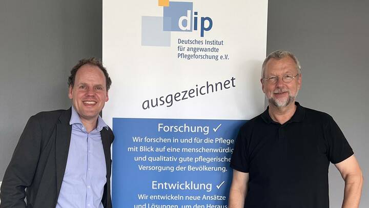 Tobias Hölterhof ist neu in den DIP-Vorstand berufen worden und stärkt die Sparte digitales Lehren und Lernen.