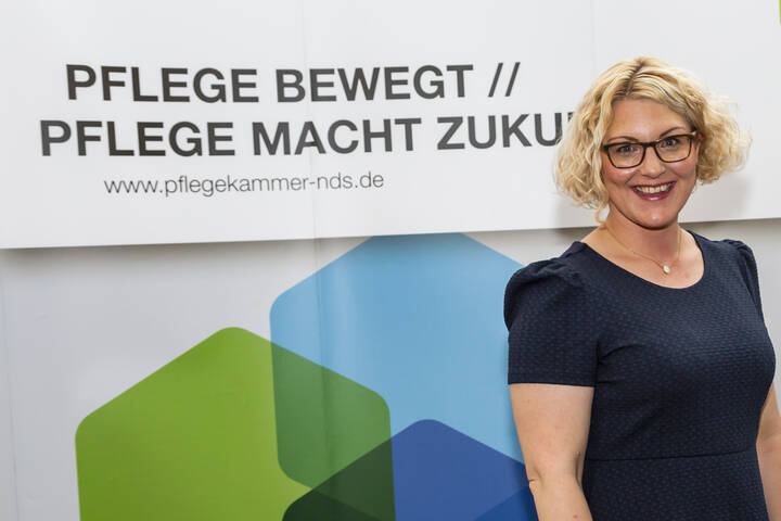 Die Regierungsfraktionen von SPD und CDU haben den Rücktritt der Pflegekammerpräsidentin in Niedersachsen gefordert. 
