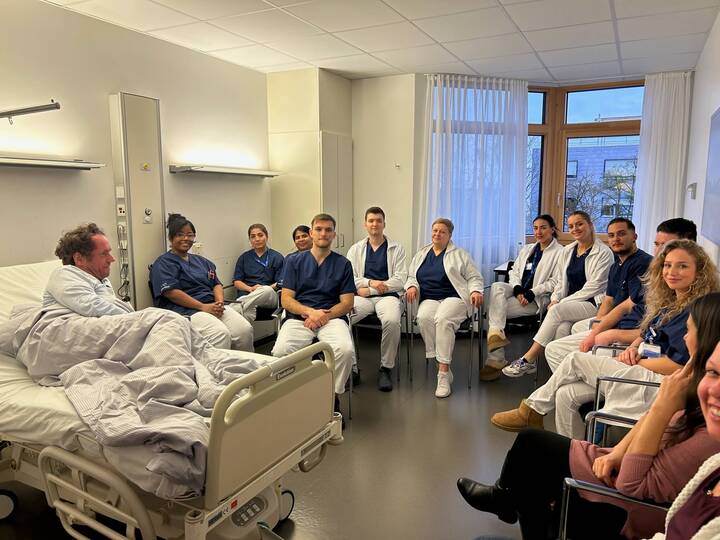 Die RKH Gesundheit hat in der Orthopädischen Klinik Markgröningen das Pilotprojekt "Schwäbisch für Internationale Pflegefachkräfte" initiiert.