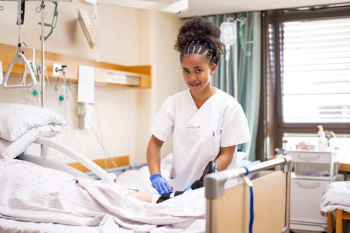 Pflegestudentin Shalima Tsaramitovy aus Madagaskar beginnt in Ingolstadt ihre Ausbildung zur Pflegefachfrau. Im Interview spricht sie über Unterschiede im Pflegeberuf zwischen Deutschland und Madagaskar, ihre Motivation für den Neustart und ihre Erfahrungen als Bundesfreiwillige.