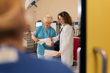 Ein Forschungsprojekt der Hochschule Bielefeld untersucht, wie Pflegepersonal und Ärzteschaft im Notfallteam zusammenarbeiten.