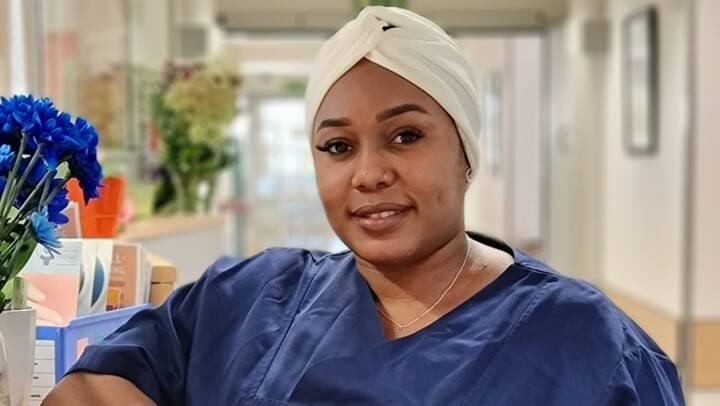 Ebtihag Jaafer hat im Sudan ihren Bachelor in Krankenpflege absolviert. Seit drei Jahren lebt sie in Deutschland und arbeitet in der Gastro-Onkologie des Städtischen Klinikums Solingen.Ebtihag Jaafer hat im Sudan ihren Bachelor in Krankenpflege absolviert. Seit drei Jahren lebt sie in Deutschland und arbeitet in der Gastro-Onkologie des Städtischen Klinikums Solingen.Ebtihag Jaafer hat im Sudan ihren Bachelor in Krankenpflege absolviert. Seit drei Jahren lebt sie in Deutschland und arbeitet in der Gastro-Onkologie des Städtischen Klinikums Solingen.Ebtihag Jaafer hat im Sudan ihren Bachelor in Krankenpflege absolviert. Seit drei Jahren lebt sie in Deutschland und arbeitet in der Gastro-Onkologie des Städtischen Klinikums Solingen.Ebtihag Jaafer hat im Sudan ihren Bachelor in Krankenpflege absolviert. Seit drei Jahren lebt sie in Deutschland und arbeitet in der Gastro-Onkologie des Städtischen Klinikums Solingen.Ebtihag Jaafer hat im Sudan ihren Bachelor in Krankenpflege absolviert. Seit drei Jahren lebt sie in Deutschland und arbeitet in der Gastro-Onkologie des Städtischen Klinikums Solingen.Ebtihag Jaafer hat im Sudan ihren Bachelor in Krankenpflege absolviert. Seit drei Jahren lebt sie in Deutschland und arbeitet in der Gastro-Onkologie des Städtischen Klinikums Solingen.Ebtihag Jaafer hat im Sudan ihren Bachelor in Krankenpflege absolviert. Seit drei Jahren lebt sie in Deutschland und arbeitet in der Gastro-Onkologie des Städtischen Klinikums Solingen.Ebtihag Jaafer hat im Sudan ihren Bachelor in Krankenpflege absolviert. Seit drei Jahren lebt sie in Deutschland und arbeitet in der Gastro-Onkologie des Städtischen Klinikums Solingen.Ebtihag Jaafer hat im Sudan ihren Bachelor in Krankenpflege absolviert. Seit drei Jahren lebt sie in Deutschland und arbeitet in der Gastro-Onkologie des Städtischen Klinikums Solingen.Ebtihag Jaafer hat im Sudan ihren Bachelor in Krankenpflege absolviert. Seit drei Jahren lebt sie in Deutschland und arbeitet in der Gastro-Onkologie des Städtischen Klinikums Solingen.Ebtihag Jaafer hat im Sudan ihren Bachelor in Krankenpflege absolviert. Seit drei Jahren lebt sie in Deutschland und arbeitet in der Gastro-Onkologie des Städtischen Klinikums Solingen.Ebtihag Jaafer hat im Sudan ihren Bachelor in Krankenpflege absolviert. Seit drei Jahren lebt sie in Deutschland und arbeitet in der Gastro-Onkologie des Städtischen Klinikums Solingen.Ebtihag Jaafer hat im Sudan ihren Bachelor in Krankenpflege absolviert. Seit drei Jahren lebt sie in Deutschland und arbeitet in der Gastro-Onkologie des Städtischen Klinikums Solingen.Ebtihag Jaafer hat im Sudan ihren Bachelor in Krankenpflege absolviert. Seit drei Jahren lebt sie in Deutschland und arbeitet in der Gastro-Onkologie des Städtischen Klinikums Solingen.Ebtihag Jaafer hat im Sudan ihren Bachelor in Krankenpflege absolviert. Seit drei Jahren lebt sie in Deutschland und arbeitet in der Gastro-Onkologie des Städtischen Klinikums Solingen.Ebtihag Jaafer hat im Sudan ihren Bachelor in Krankenpflege absolviert. Seit drei Jahren lebt sie in Deutschland und arbeitet in der Gastro-Onkologie des Städtischen Klinikums Solingen.