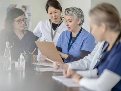 Routinehafte Nachbesprechungen nach Notfallsituationen dienen der Fehlervermeidung. Der Autor beschreibt praxisnahe Konzepte und unterschiedliche Debriefing-Arten. 