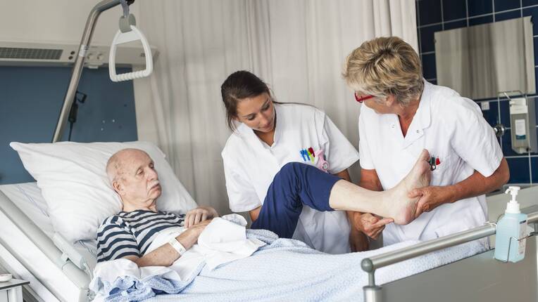 Dekubitusprophylaxe: Warum individuelle Umlagerung wichtiger ist als feste Intervalle