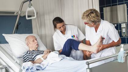 Dekubitusprophylaxe: Warum individuelle Umlagerung wichtiger ist als feste Intervalle