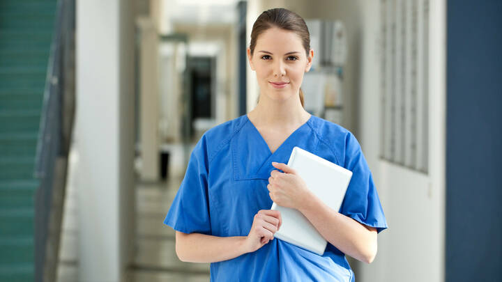 Eine neue gesetzliche Regelung in Hessen ermöglicht die Zulassung zur Krankenpflegehilfeausbildung auch ohne Hauptschulabschluss.