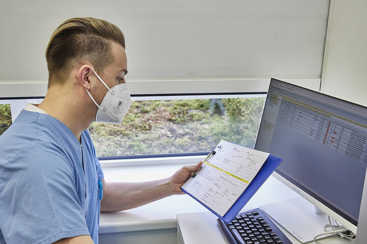 Die bayerische Regierung will mit einem verpflichtenden Berufsregister Daten für die pflegerische Aus-, Fort- und Weiterbildungen ableiten. 