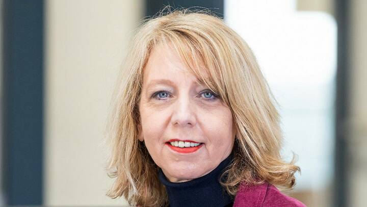 Pflegewissenschaftlerin Martina Hasseler fällt ein vernichtendes Urteil und belegt anhand vieler Textstellen, wie die Politik ihr Versagen zu vertuschen versucht. 