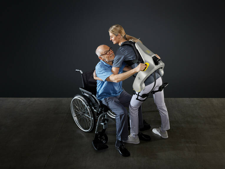 In einem Forschungsprojekt testet die Charité ein aktives Exoskelett auf Effektivität, Usability und Akzeptanz. 