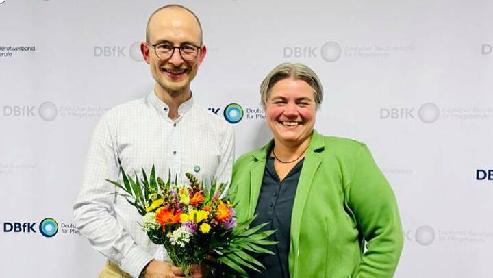 Johannes Wünscher ist neuer Vorstandsvorsitzender des Regionalverbands Nordost des Deutschen Berufsverbands für Pflegeberufe (DBfK). Daneben: Geschäftsführerin DBfK Nordost, Heike Prestin.