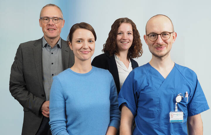 Ziel ist, die Integration hochschulisch qualifizierter Pflegefachpersonen in bestehende beruflich qualifizierte Pflegeteams zu erproben.