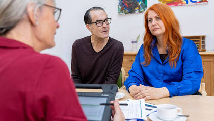 Pflegefachpersonen mit erweiterten Kompetenzen verbessern die Versorgung von Menschen mit Demenz. Der G-BA empfiehlt das Modell nun für die Regelversorgung. Pflegefachpersonen mit erweiterten Kompetenzen verbessern die Versorgung von Menschen mit Demenz. Der G-BA empfiehlt das Modell nun für die Regelversorgung.