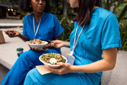 Nachtdienste belasten den Körper – mit der richtigen Ernährung und Getränkewahl lassen sich Müdigkeit und Beschwerden deutlich reduzieren. Tipps für Pflegekräfte im Schichtdienst.