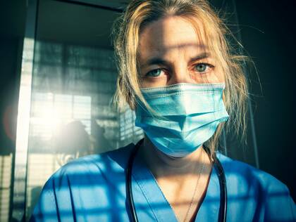 Viele Beschäftigte in der Pflege gehen zur Arbeit, obwohl sie krank sind. Dieser Präsentismus birgt erhebliche Risiken.